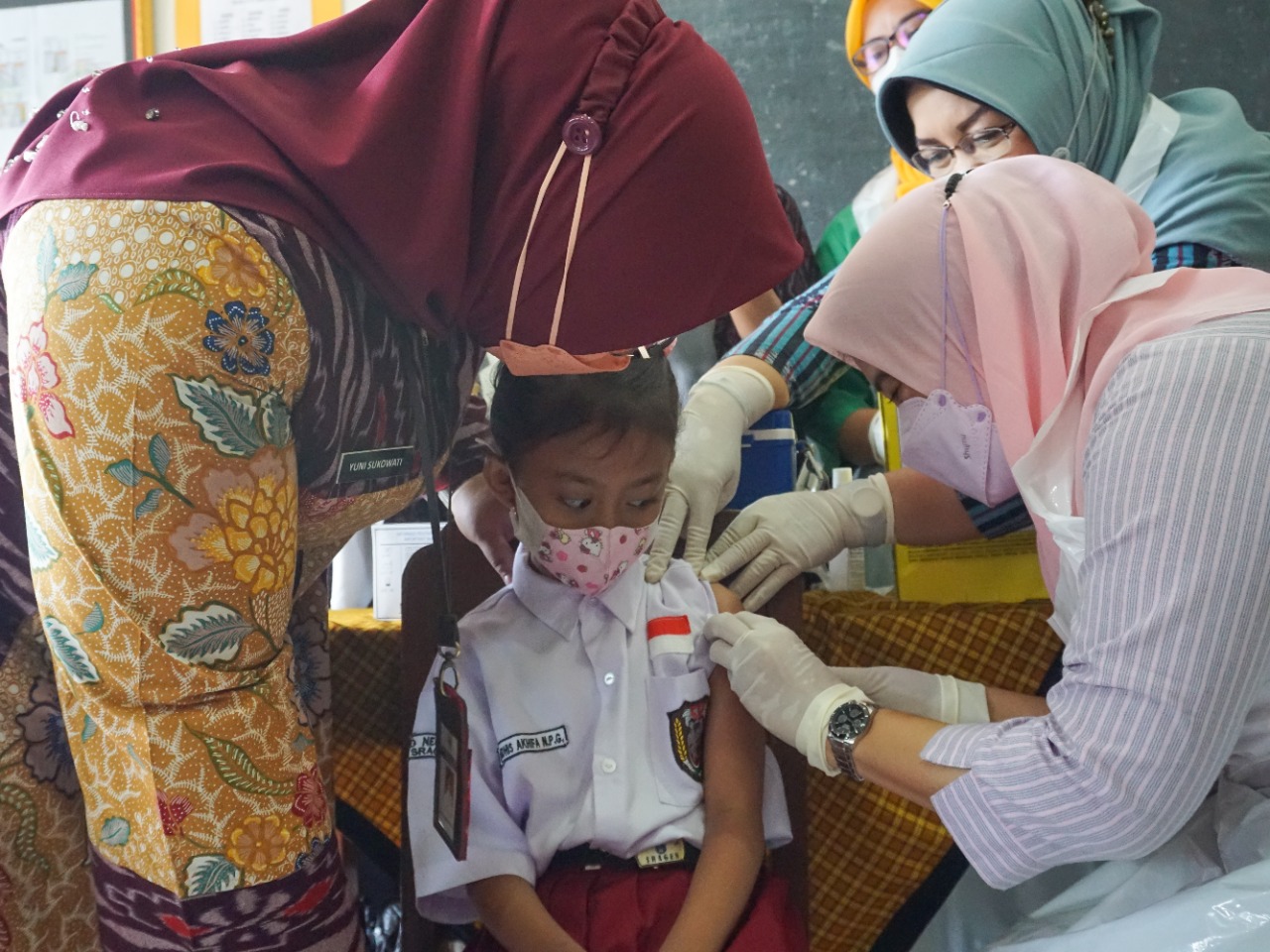 Salah satu siswa SD saat mengikuti Bulan Imunisasi Anak Sekolah (BIAS) Tahun 2021. Foto: posjateng.id