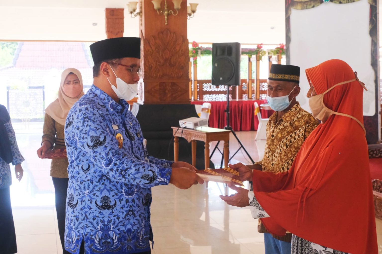 Wali Kota Magelang, Muchamad Nur Aziz saat menyerahkan bantuan modal ke PKL. Foto: jatengprov.go.id