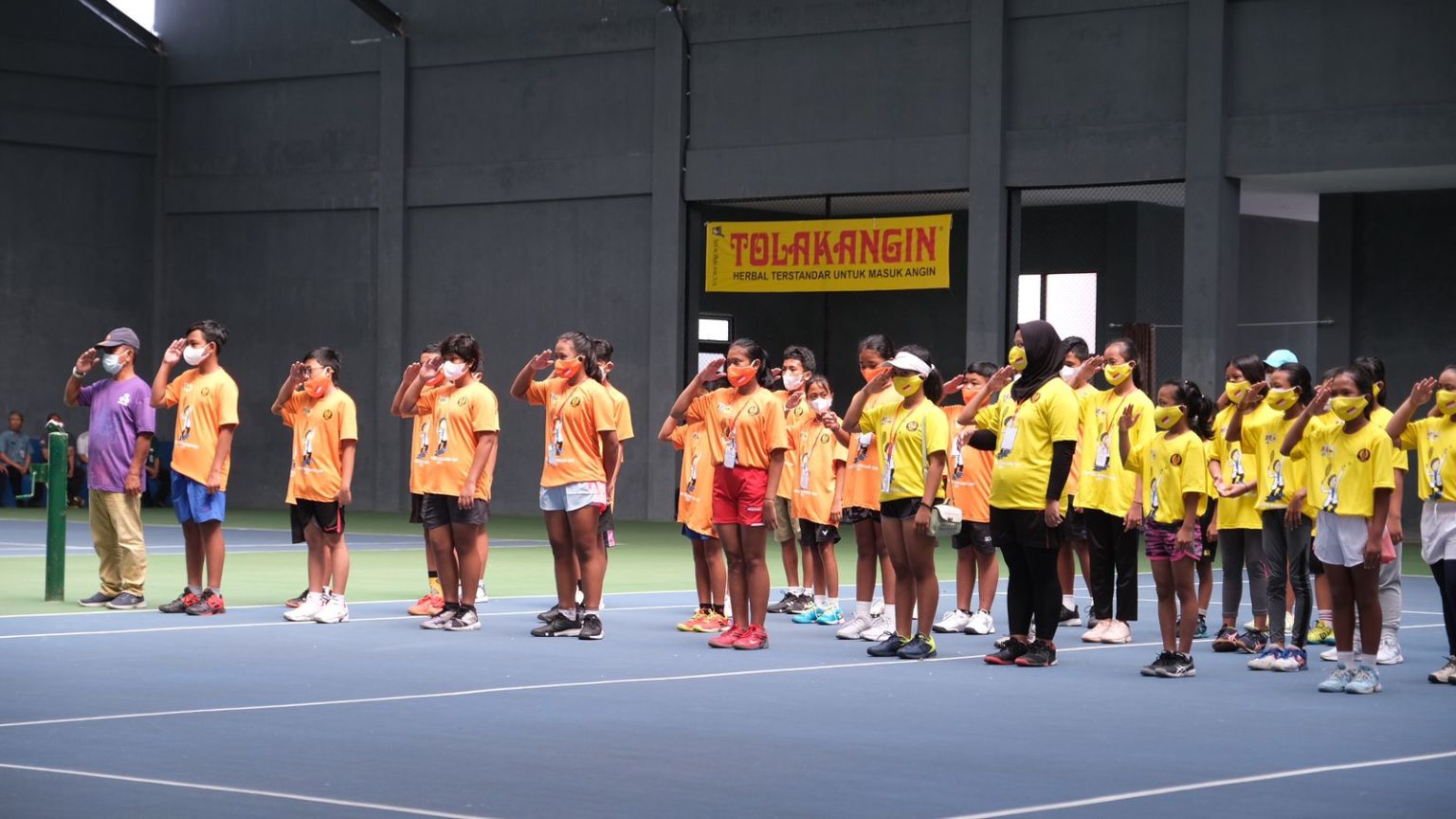 Sejumlah atlet saat pembukaan Kejrunas Tenis Piala Wali Kota Magelang Tahun 2021. Foto: jatengprov.go.id