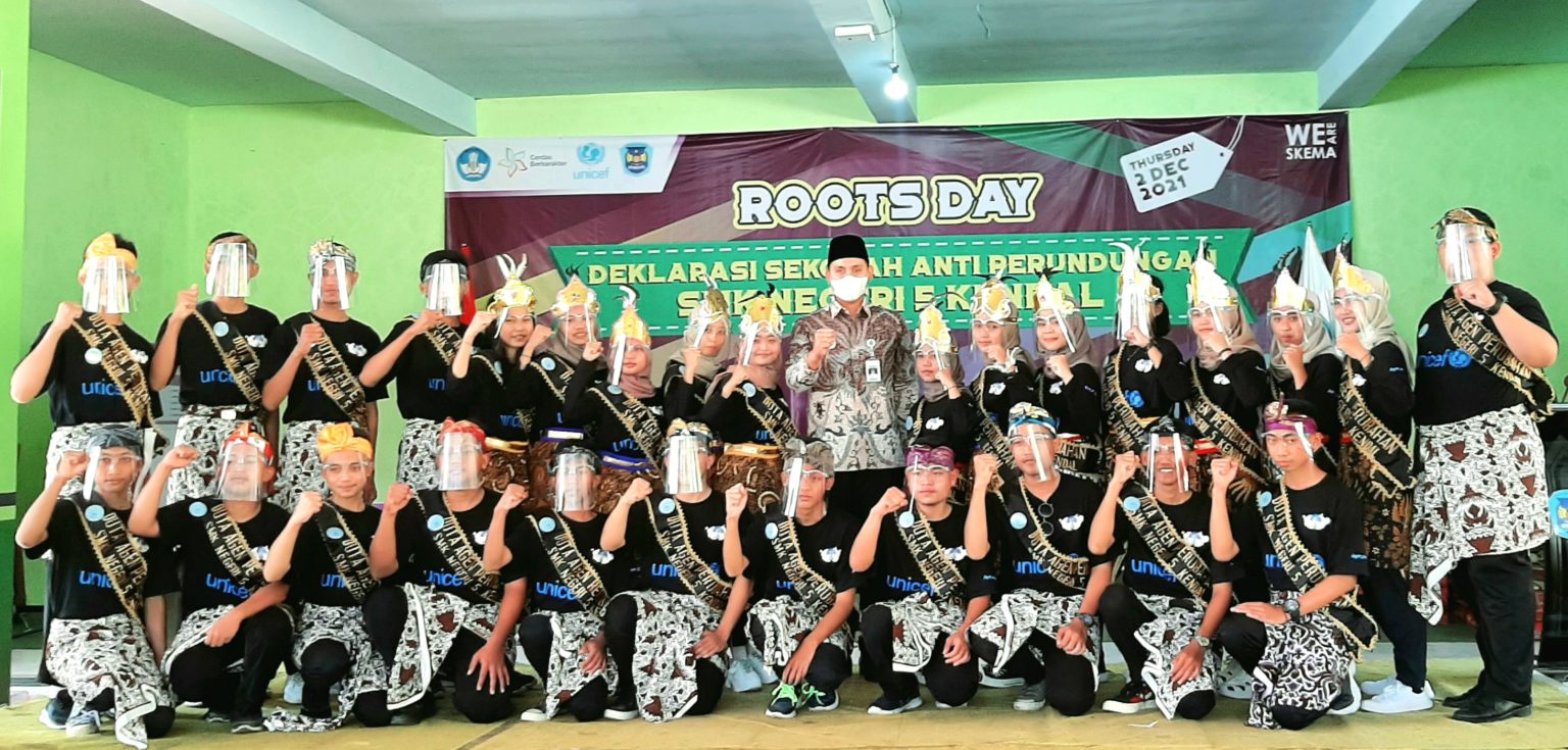 Bupati Kendal, Dico Ganinduto saat berfoto bersama pelajar Agen Antiperundungan Kendal. Foto: jatengprov.go.id