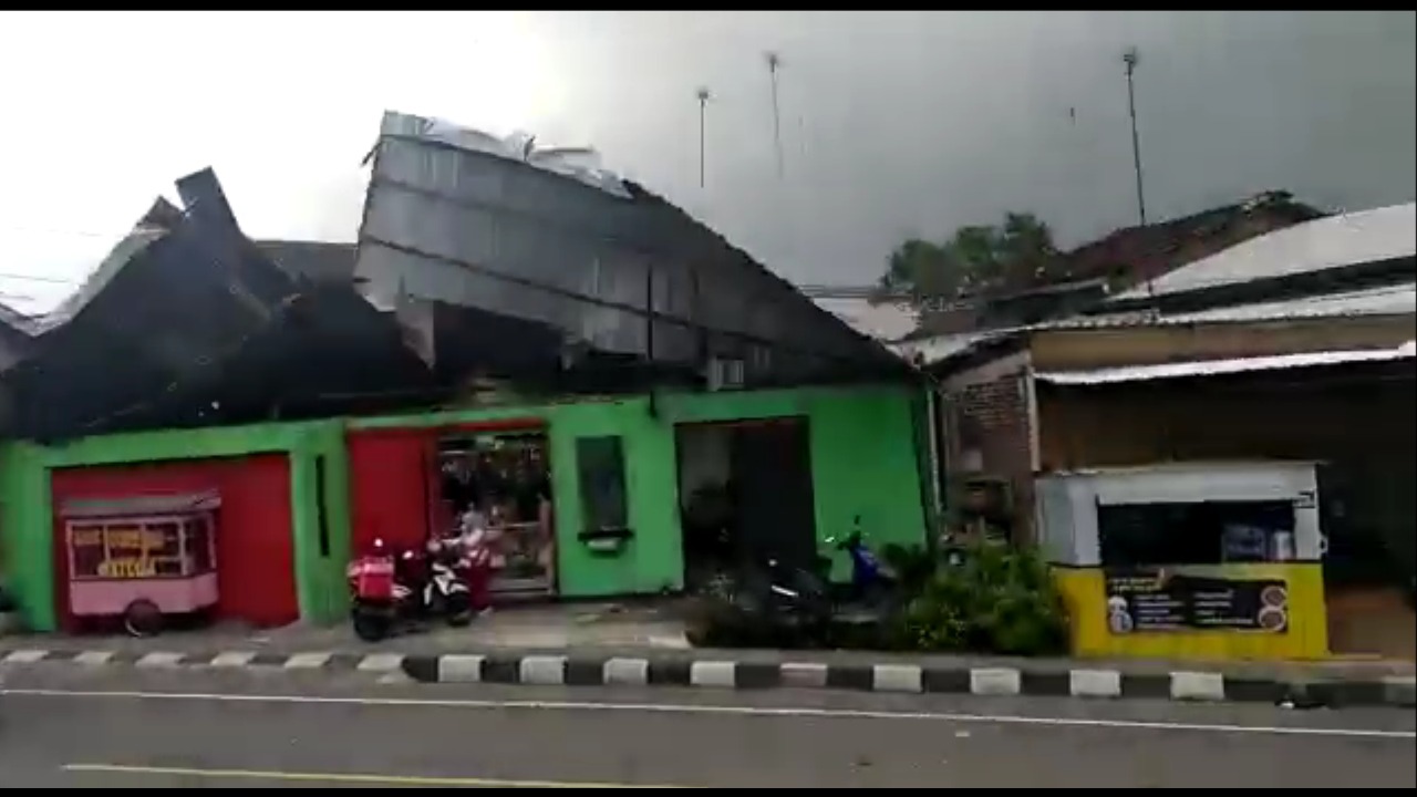 Salah satu kondisi rumah warga Parakan, Kabupaten Temanggung usai dihantam puting beliung Foto: Diskominfo Jateng