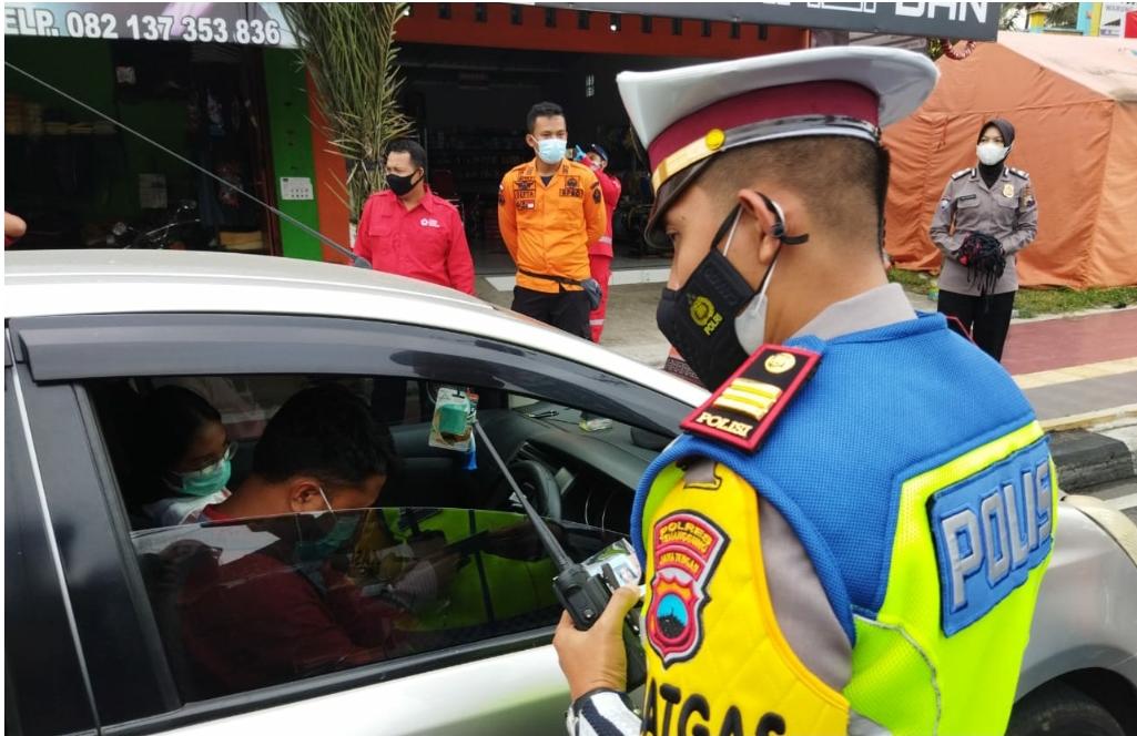 Kepolisian Temanggung saat membantu pengecekan dokumen syarat masuk Temanggung. Foto: jatengprov.go.id