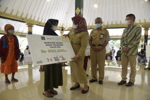 Bupati Sleman, Kustini Sri Purnomo saat menyerahkan bantuan kepada secara simbolis warga lanjut usia dan anak terlantar. Foto: slemankab.go.id