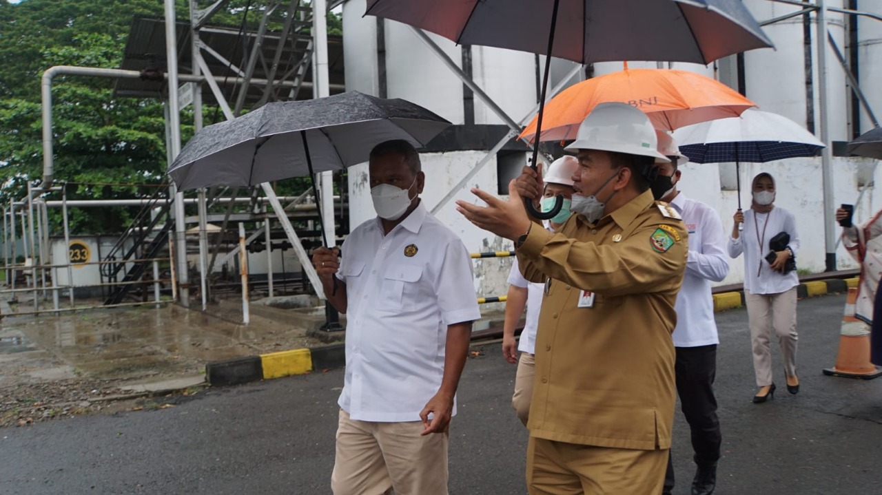 Bupati Blora, Arief Rohman bersama pejabat Kementerian ESDM saat meninjau Pusat Pengembangan Minyak dan Gas Bumi. Foto: jatengprov.go.id
