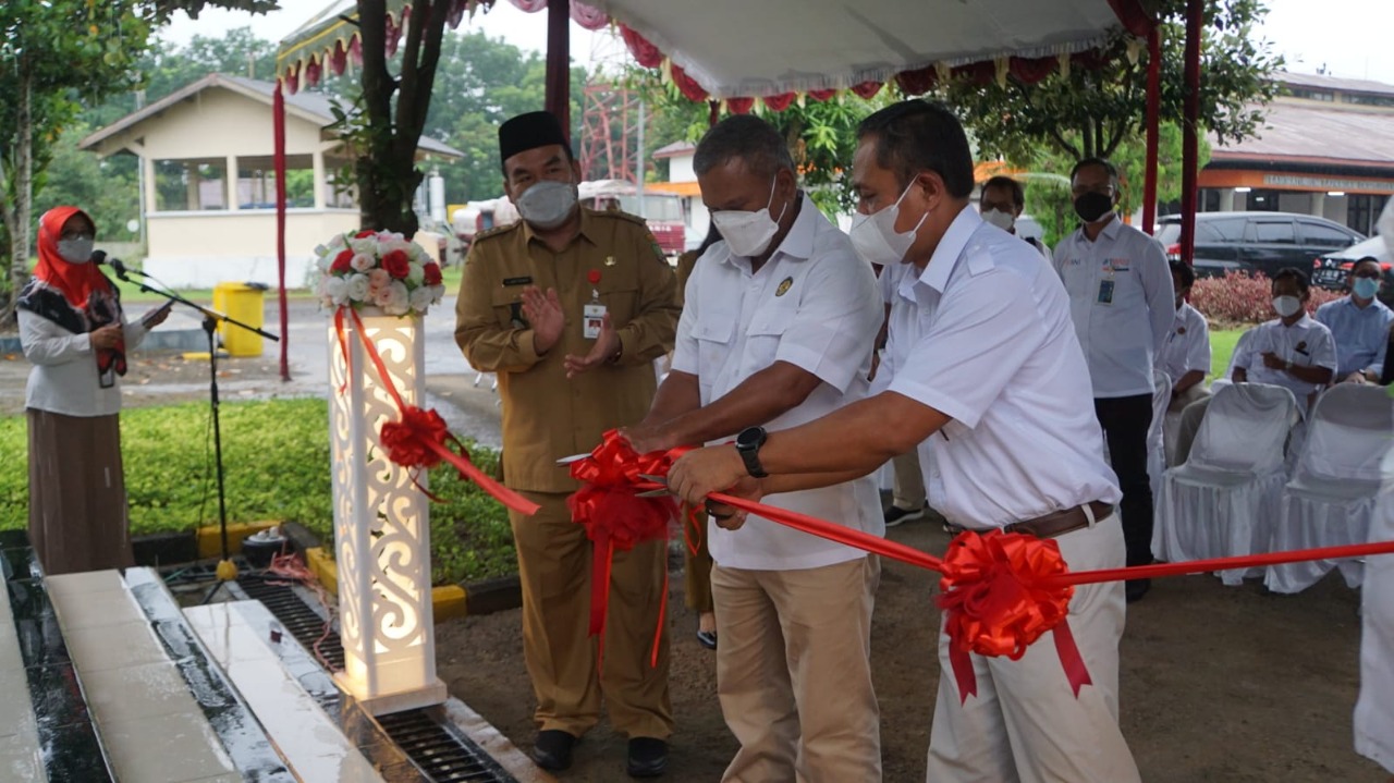 Pejabat PPSDM dan Bupati Blora saat pembukaan laboratorium pengolahan dan produksi air minum. Foto: jatengprov.go.id