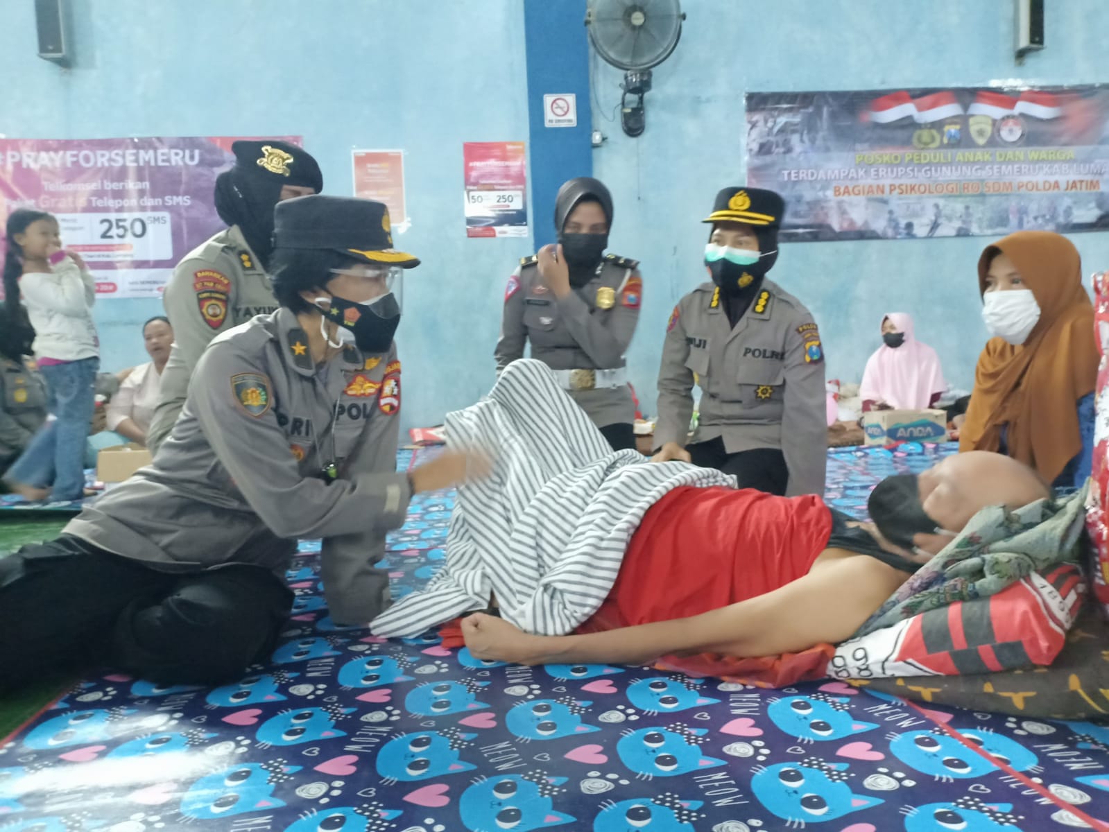 Polwan saat melakukan proses trauma healing kepada korban erupsi Gunung Semeru. Foto: Humas Polri