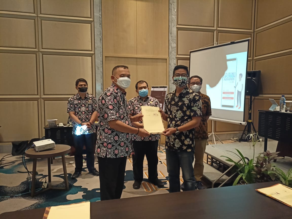 Bupati Purworejo, Agus Bastian bersama pejabat setempat saat FGD Smart City Kabupaten Purworejo di Yogyakarta. Foto: jatengprov.go.id