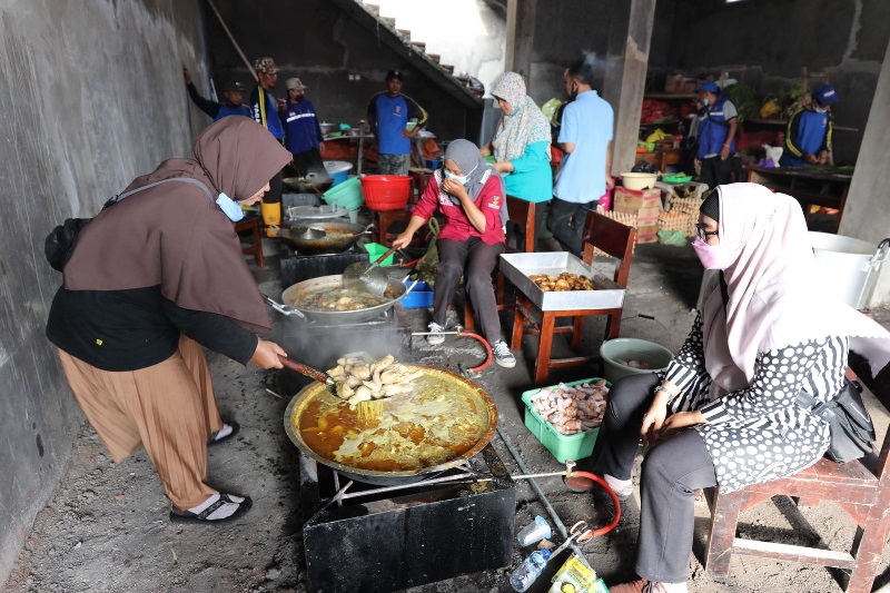Aktivitas dapur umum membuatkan makanan untuk pengungsi erupsi Gunung Semeru. Foto humas BNPB