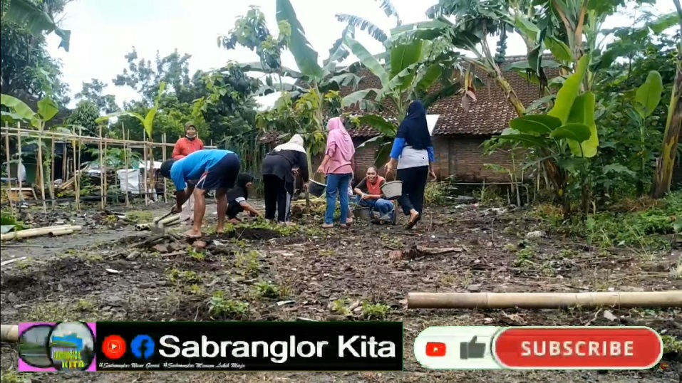 Kegiatan warga Sabranglor saat menanam tanaman obat-obatan. Foto: kanal Youtube Sabranglor Kita