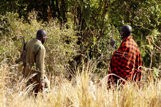 Ilustrasi KKB membawa AK-47. Foto: unsplash.com