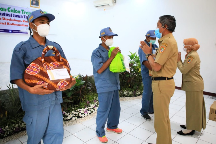 Pejabat Pemprov Jateng saat memberikan bantuan secara simbolis kepada calon transmigran. Foto: jatengprov.go.id