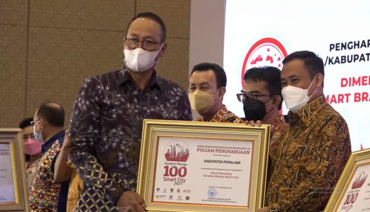 Wakil Bupati Pemalang, Mansur Hidayat saat menerima penghargaan dari Kemenkominfo. Foto: pemalangkab.go.id