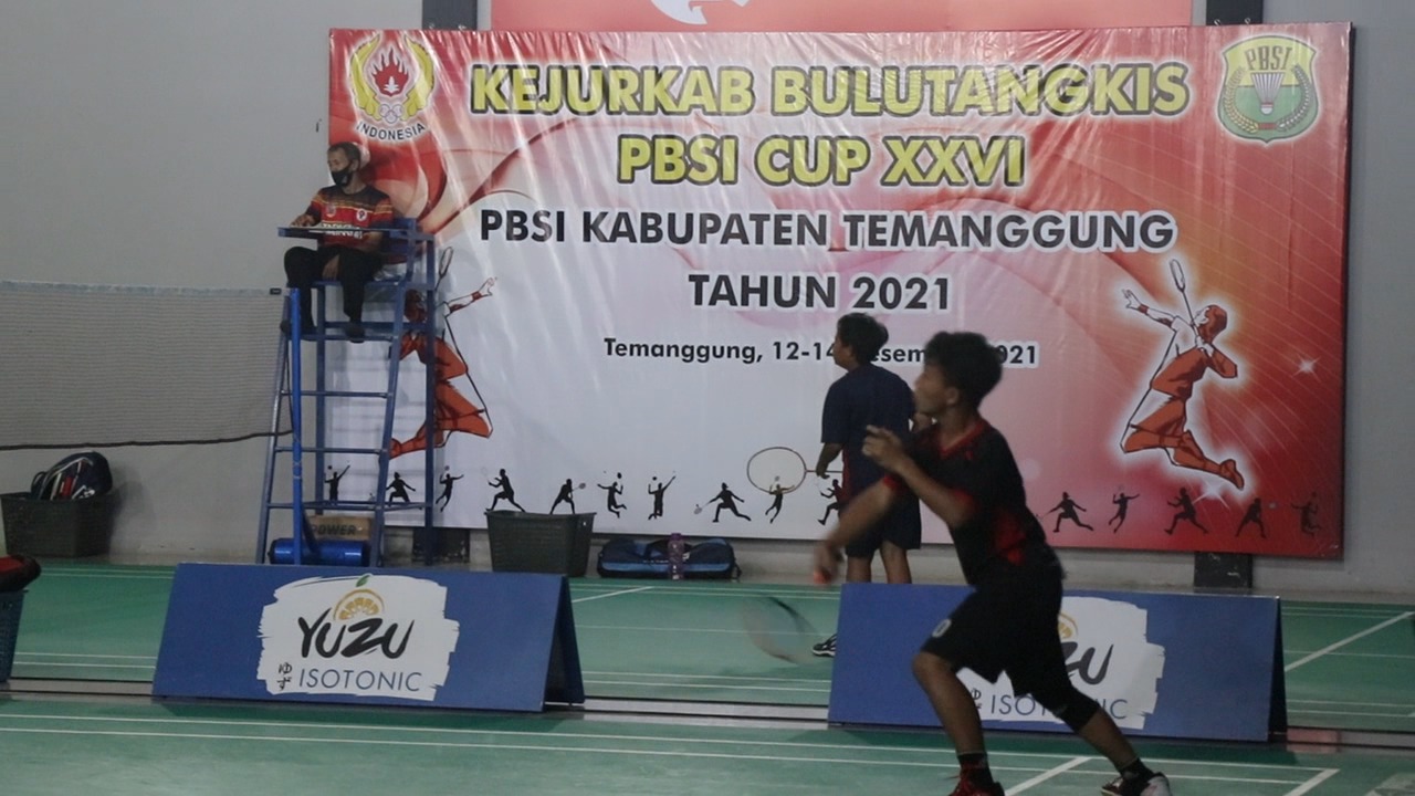 Sejumlah atlet Temanggung saat bertanding dalam Kejurkab Bulutangkis PBSI Cup 2021. Foto: jatengprov.go.id