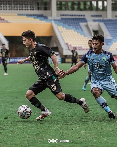 Gelandang serang PSS Sleman, Kim Jeffry Kurniawan saat keluar dari tekanan pemain Persela Lamongan dalam lanjutan BRI Liga 1. Foto: twitter @PSSleman