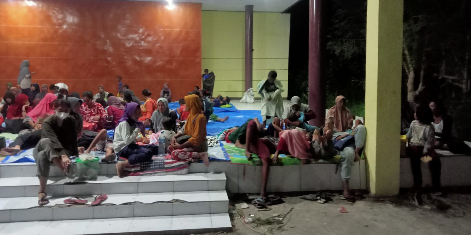 Pengungsi warga Kepulaun Selayar di salah satu titik kumpul. Foto: bnpb.go.id