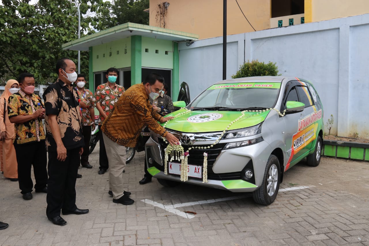 Bupati Blora, Arief Rahman saat meresmikan mobil layanan antar pasien dan obat. Foto: jatengprov.go.id