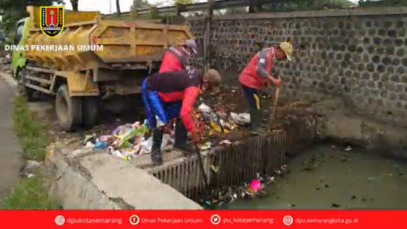 Kegiatan petugas DPU Kota Semarang saat membersihkan sampah di sungai. Foto: twitter @PU_KotaSemarang