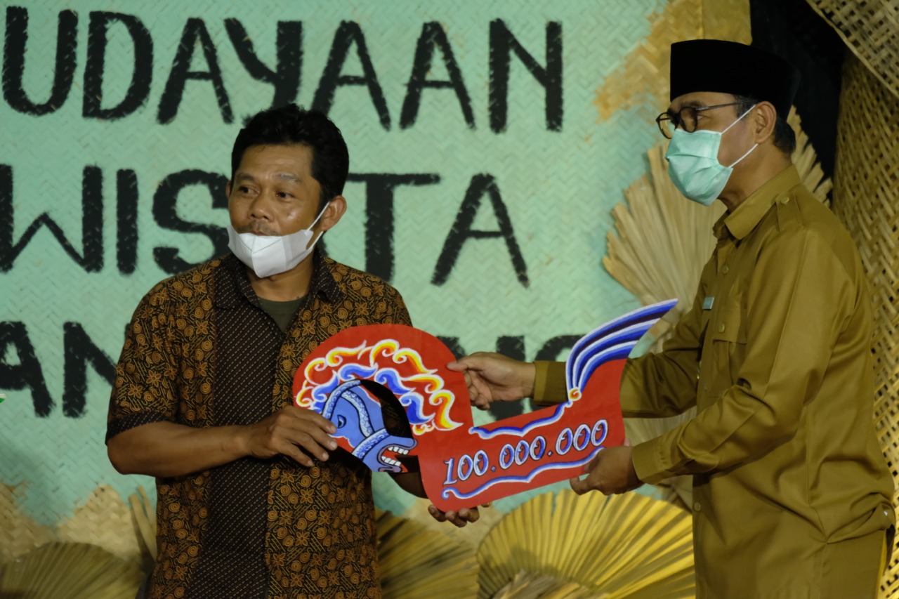 Bupati Temanggung, Muhammad Al Khadziq saat Penyerahan Hibah Urusan Kebudayaan Tahun 2021. Foto: jatengprov.go.id