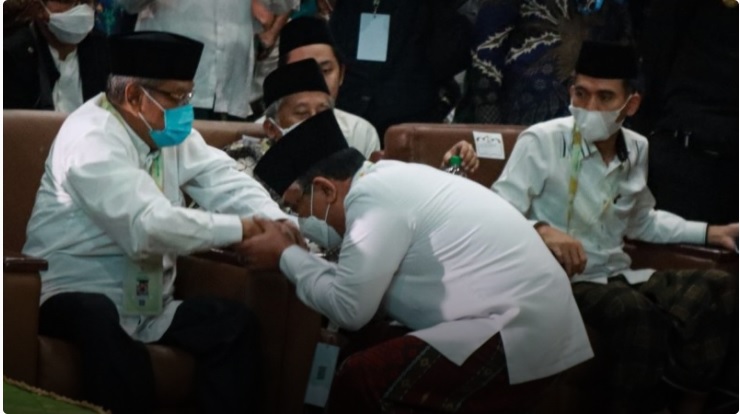 Ketua Umum PBNU terpilih, KH Yahya Cholil Staquf mencium tangan Ketua Umum PBNU 2015-2021, KH Said Aqil Siroj. Foto: nu.or.id