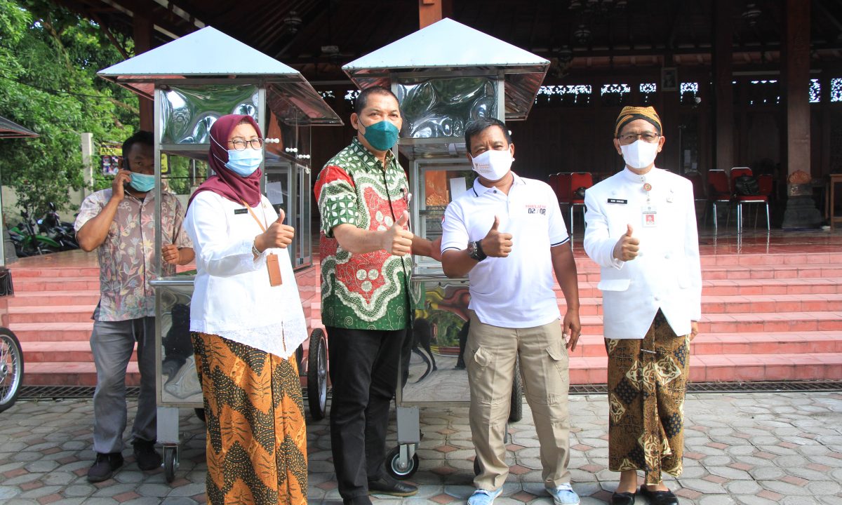 Wali Kota Surakarta, Teguh Prakosa bersama pejabat setempat saat menyerahkan bantuan gerobak. Foto: jatengprov.go.id