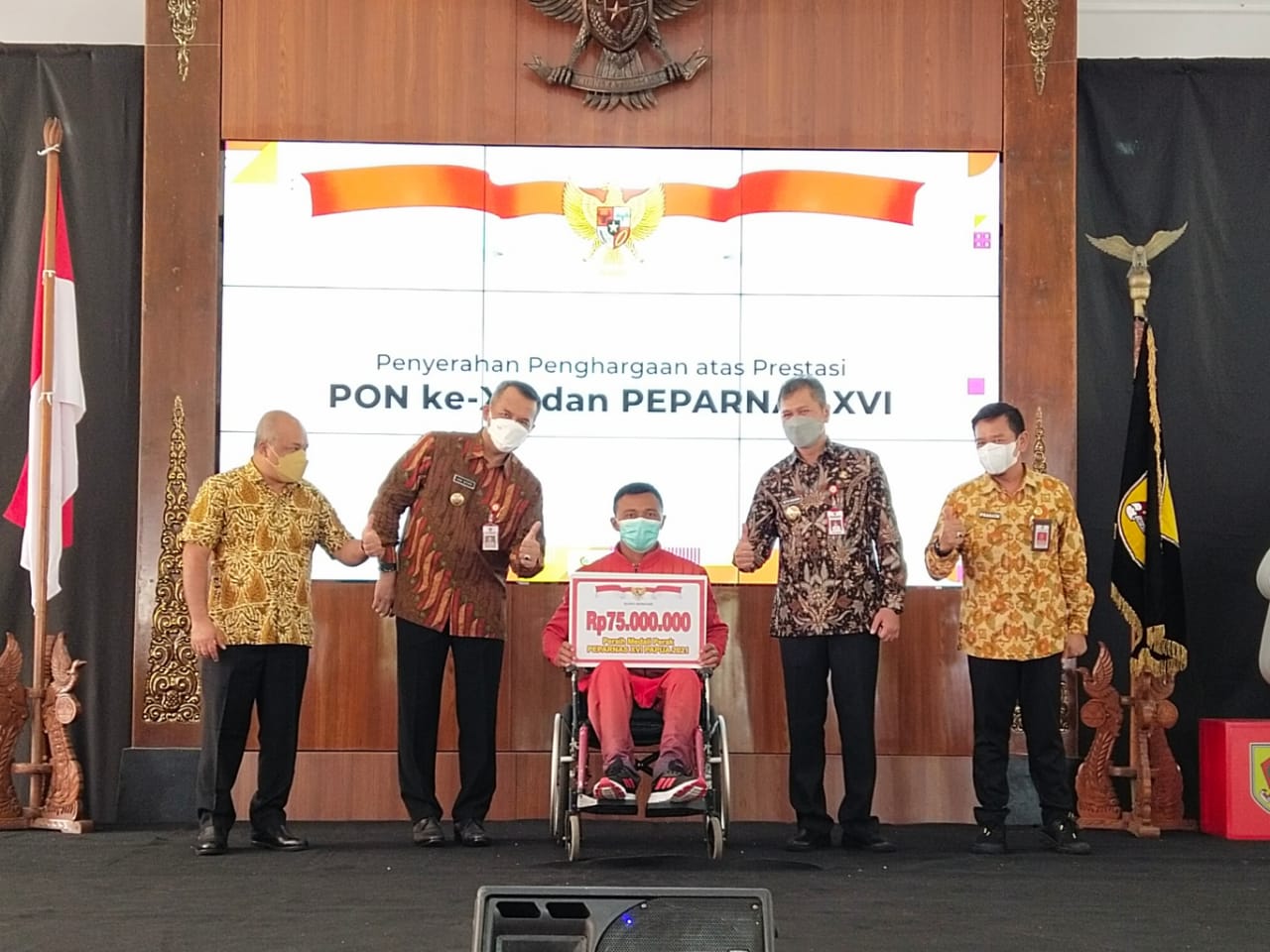 Bupati Wonogiri beserta jajarannya saat menyerahkan bonus kepada atlet PON dan Peparnas. Foto: Kominfo Wonogiri
