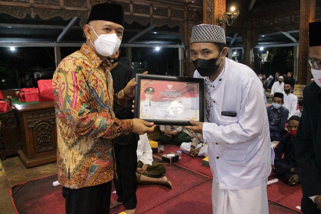 Bupati Jepara, Dian Kristiandi menyerahkan secara simbolis bantuan modal usaha bagi penyandang disabilitas di Desa Mantingan. Foto: Diskominfo Jepara