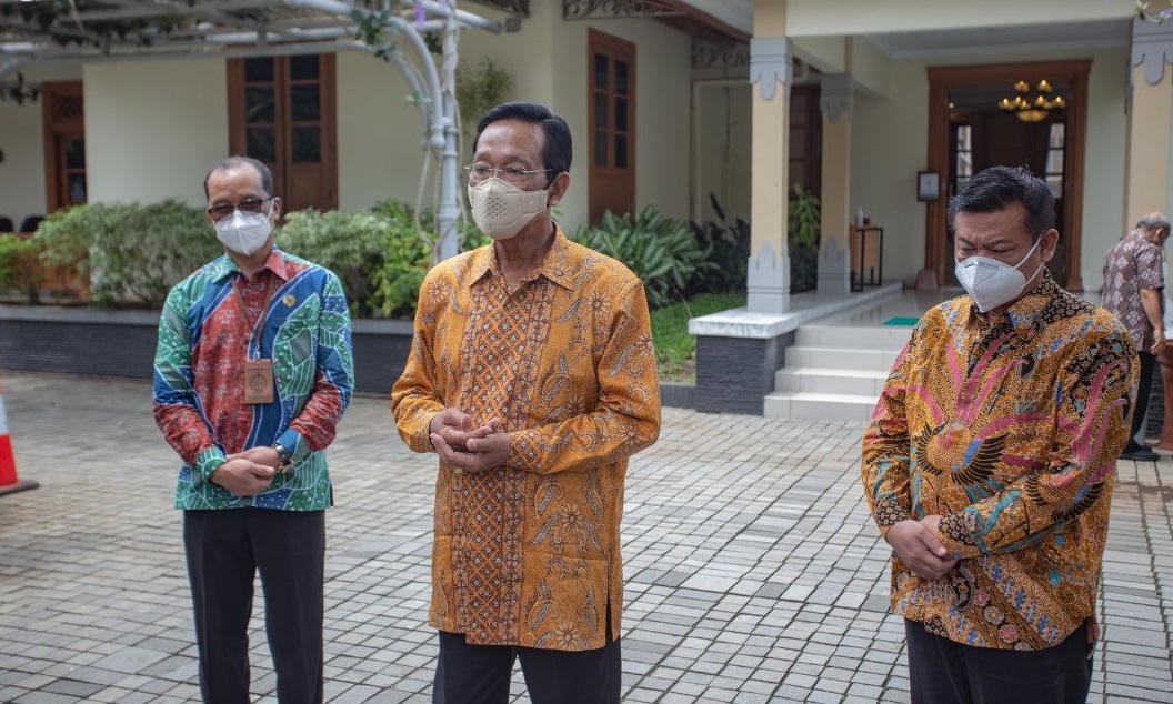 Gubernur DIY, Sri Sultan HB X bersama pejabat setempat saat menginformasikan Danais. Foto: twitter @humas_jogja