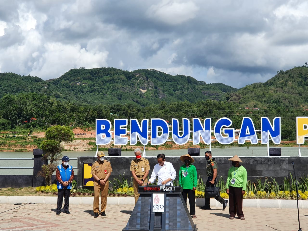 Presiden Joko Widodo didampingi Gubernur Jateng, Ganjar Pranowo meresmikan Bendungan Pidekso. Foto: Humas Jateng