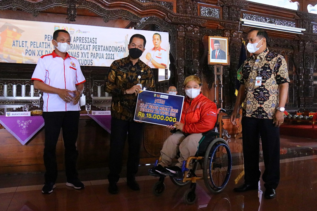 Bupati Kudus, Hartopo saat memberikan bonus kepada peraih atlet Peparnas. Foto: jatengprov.go.id