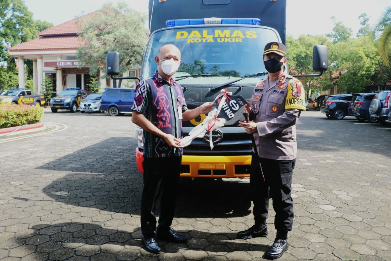 Bupati Jepara, Dian Kristiandi saat menyerahkan Dalmas kepada Kapolres Jepara. Foto: Diskominfo Jepara