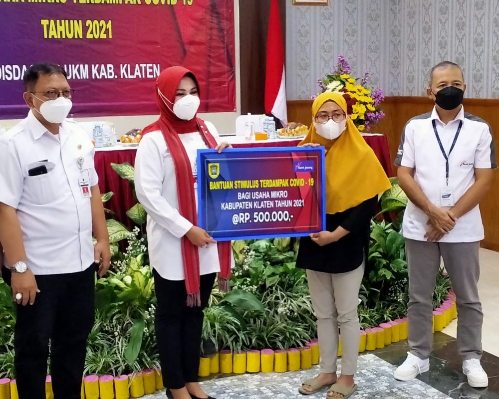 Kegiatan Penyerahan Bantuan Secara SImbolis oleh Bupati Klaten, Sri Mulyani. Foto: klatenkab.go.id
