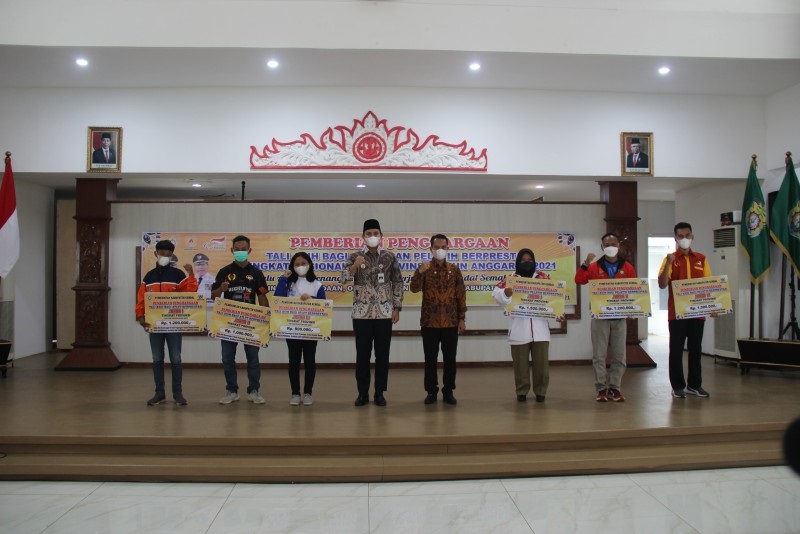 Bupati Kendal, Dico M. Ganinduto saat menyerahkan bonus kepada atlet dan pelatih berprestasi. Foto: kendalkab.go.id