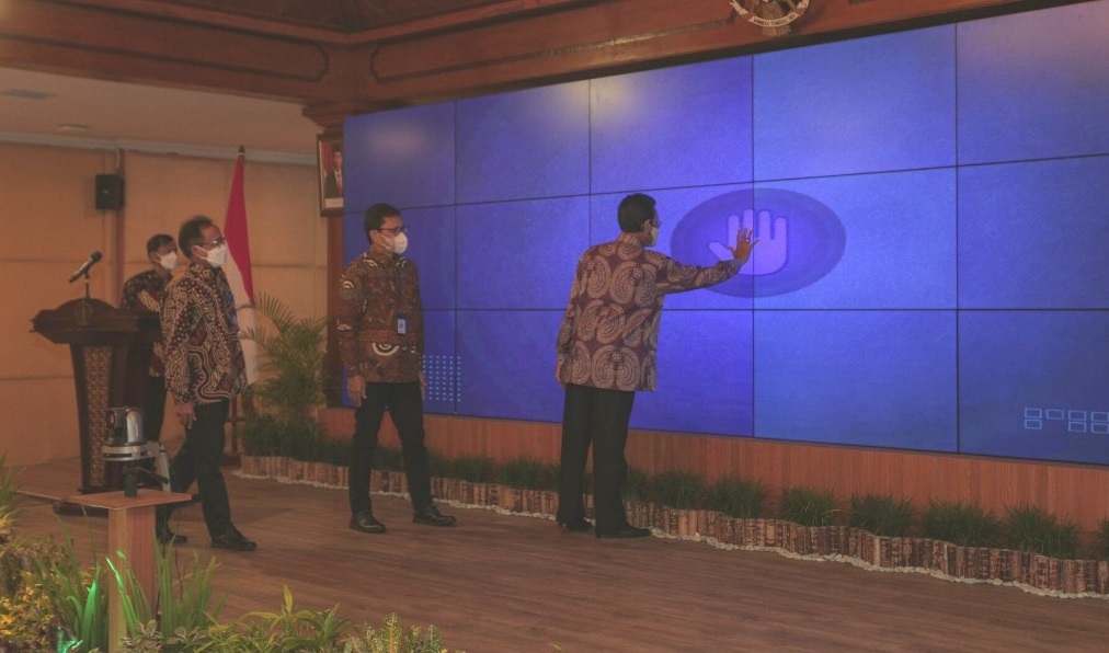 Gubernur DIY, Sri Sultan HB X bersama pejabat setempat saat meluncurkan Visiting Jogja. Foto: twitter @Humas_jogja