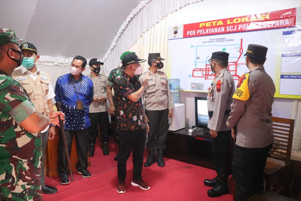 Bupati Jepara, Dian Kristiandi saat meninjau pos polisi. Foto: Diskominfo Jepara