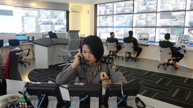 Salah satu Polwan saat menerima laporan. Foto: polri.go.id