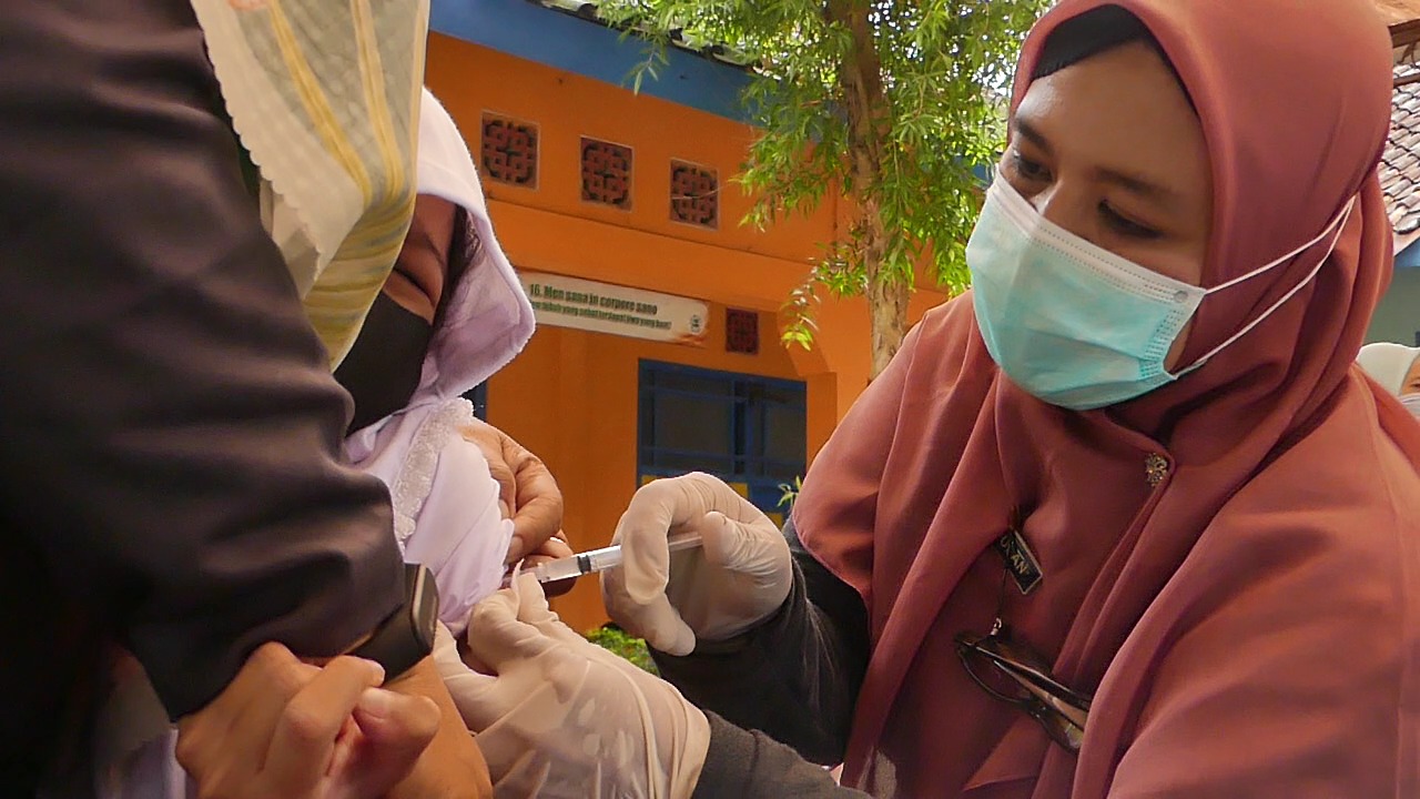 Petugas kesehatan saat memvaksinasi anak. foto: Diskominfo Temanggung