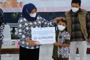 Bupati Sleman, Kustini Sri Purnomo saat menyerahkan bantuan untuk anak korban Covid-19. Foto: slemankab.go.id