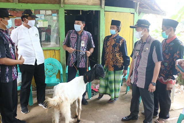 Pejabat Pemkab Jepara saat mendistribusikan bantuan kambing ke warga. Foto: Diskominfo Jateng