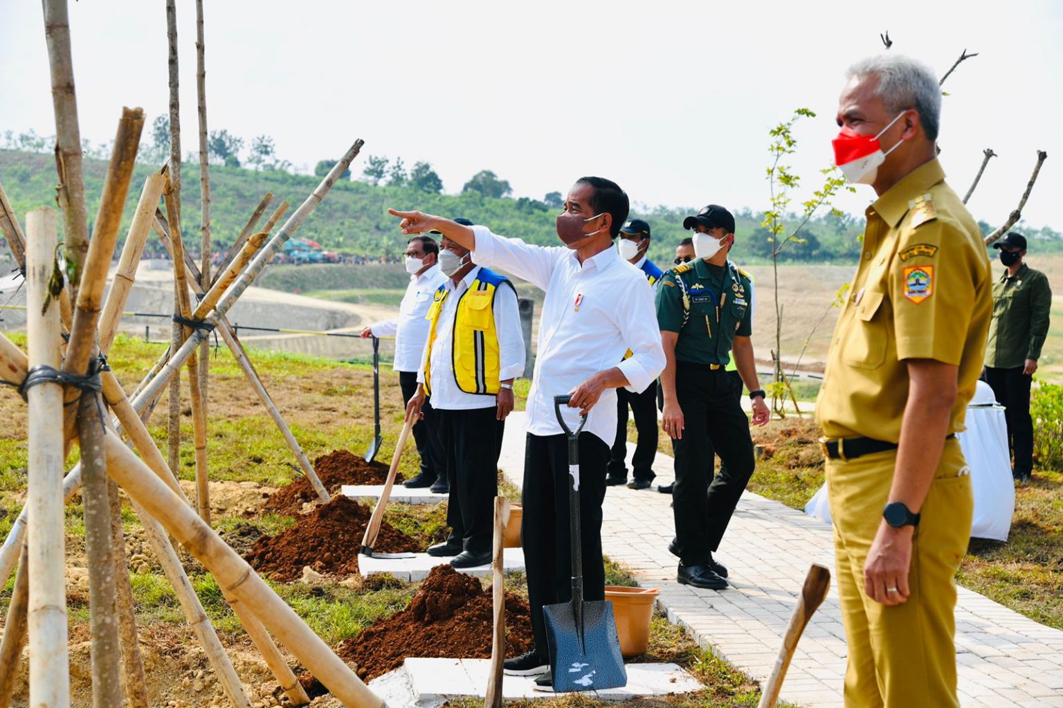 Presiden Joko Widodo (baju putih) ditemani Gubernur Jawa Tengah, Ganjar Pranowo saat meresmikan Bendungan Randugunting. Foto: Humas Jateng