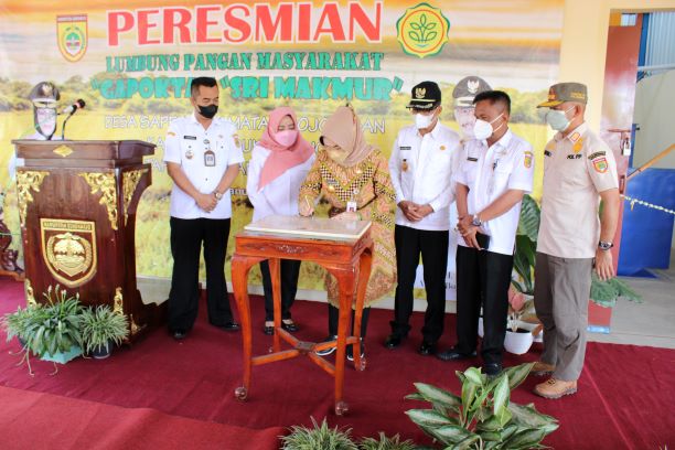 Sukoharjo, Pos Jateng – Lumbung Padi Masyarakat (LPM) Desa Sapen, Kecamatan Mojolaban, Kabupaten Sukoharjo dibangun sebagai wadah pengembangan usaha ekonomi produktif warga setempat. Bupati Sukoharjo, Etik Suryani, mengatakan pembangunan LPM bertujuan untuk mewuiudkan kemandirian pangan. “Keberadaan LPM dapat menjaga kontinuitas dan akses pangan bagi masyarakat,” ujar Etik pada peresmian LPM Desa Sapen, Rabu (5/1).  Dilansir dari sukoharjokab.go.id, menurut Etik, LPM Desa Sapen ini dapat dimanfaatkan sebaik