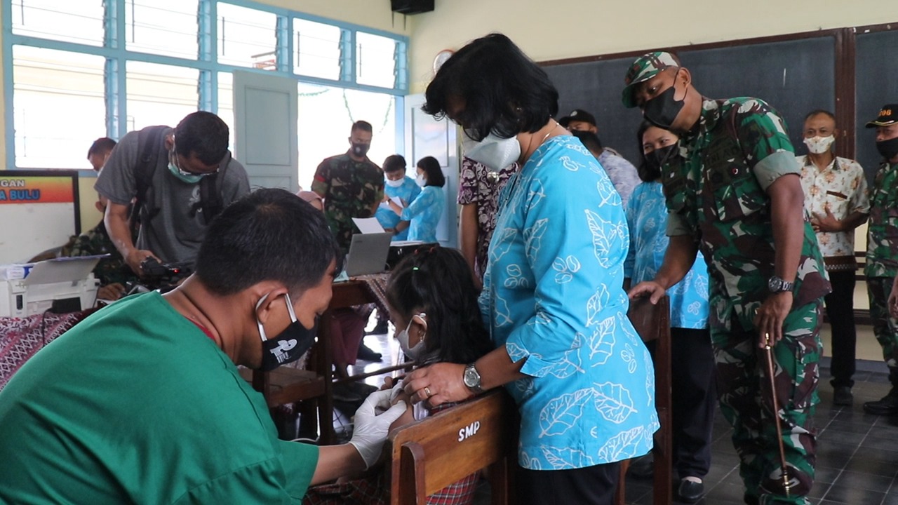 Dandim 0706 Temanggung, Letkol Kurniawan Hartanto saat meninjau vaksinasi di SD Santa Maria. Foto: jatengprov.go.id