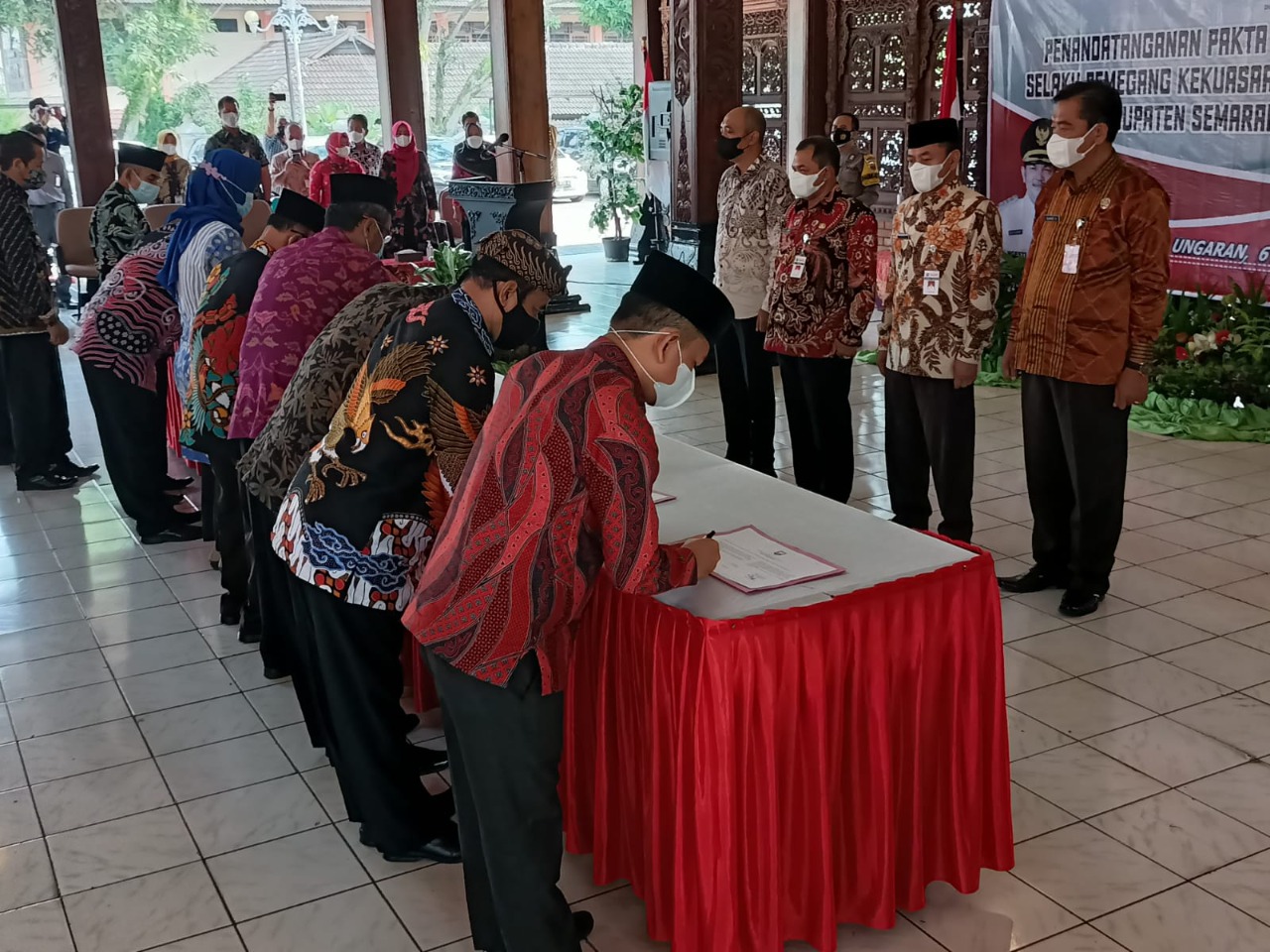 Para kades se-Kabupaten Semarang saat menandatangani naskah Pakta Integritas. Foto: Diskominfo Kabupaten Semarang