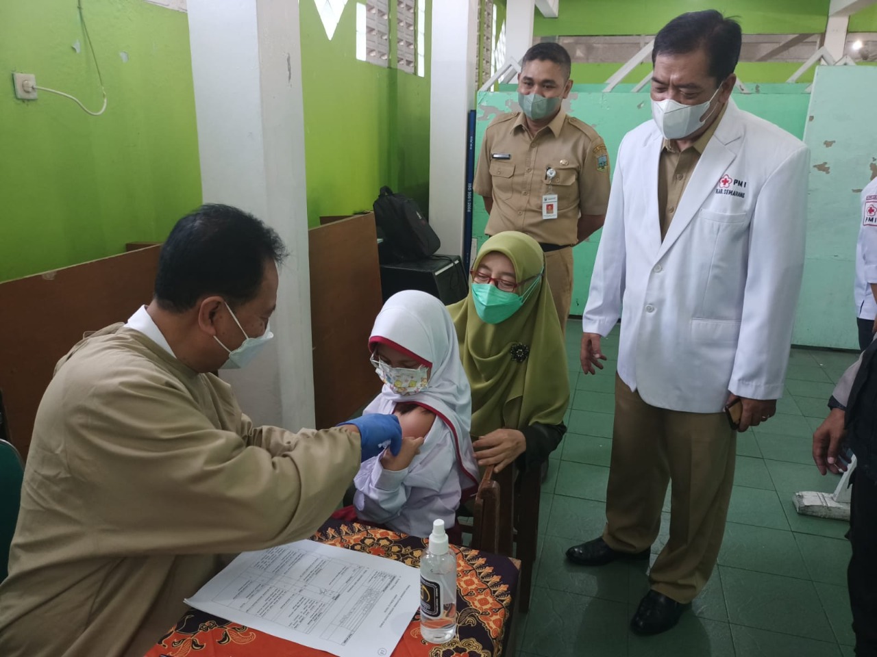 Kegiatan vaksinasi yang digelar PMI Kabupaten Semarang di SD Islam Assalamah. Foto: Jatengprov.go.id