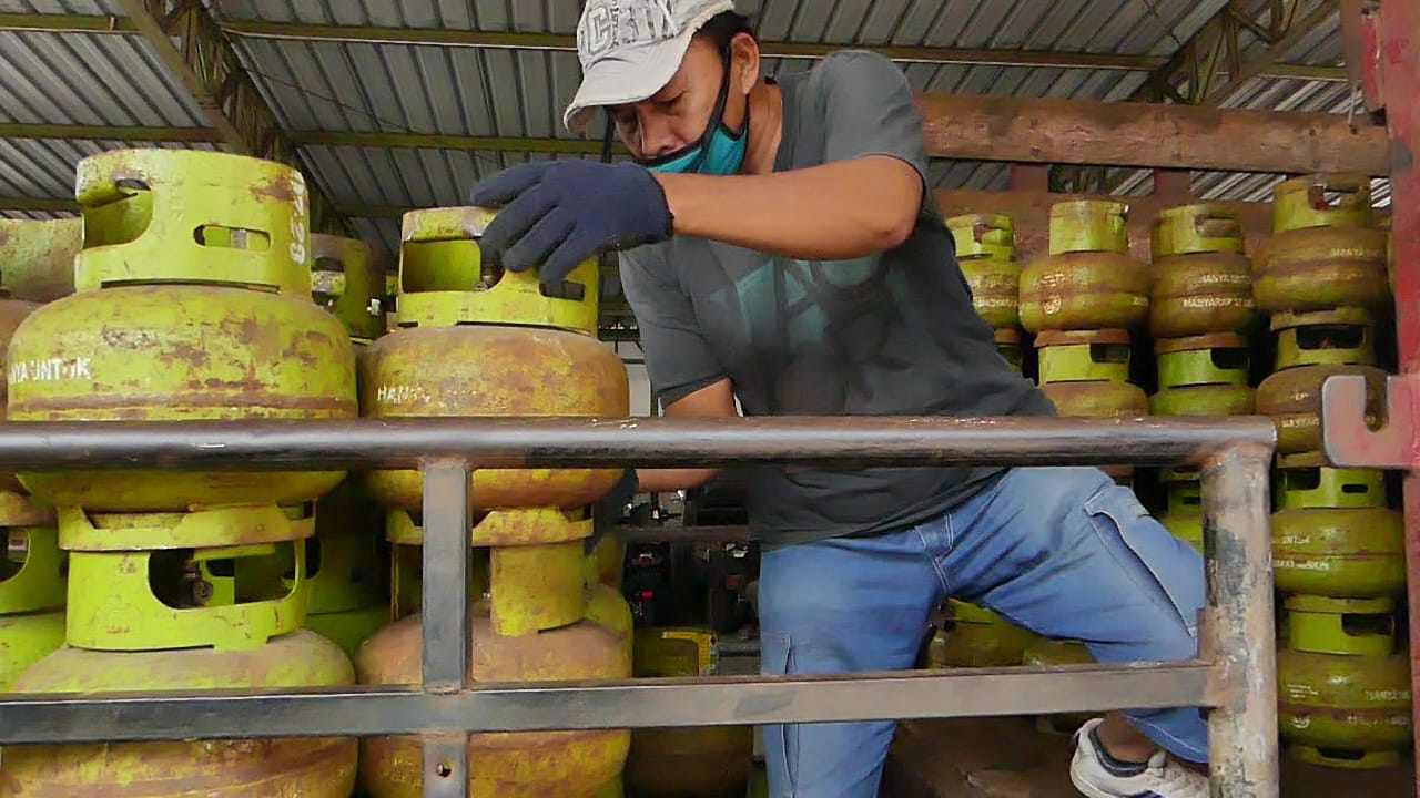Petugas saat menurunkan gas melon. Foto: jatengprov.go.id