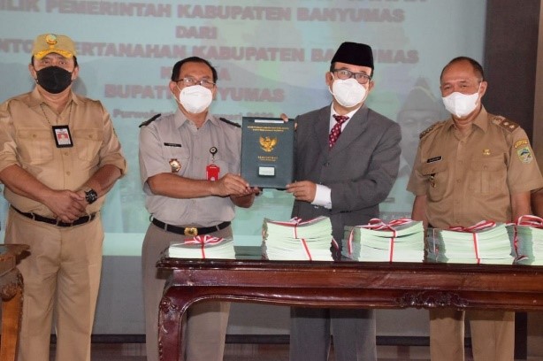 Bupati Banyumas, Achmad Husein menerima 654 lembar sertifikat tanah Pemerintah Kabupaten Banyumas dari BPN. Foto: Diskominfo Jateng