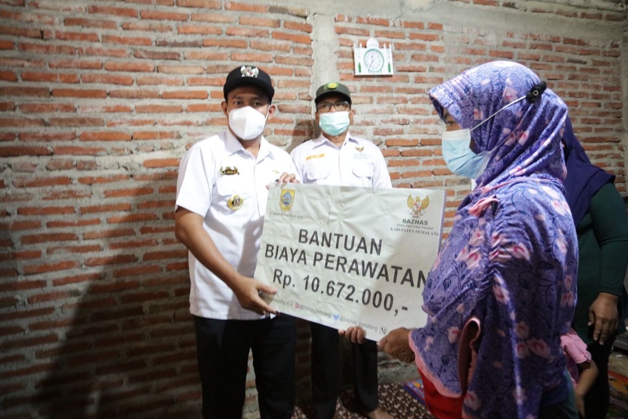 Bupati Pemalang, Mukti Agung Wibowo saat menyerahkan bantuan kepada keluarga korban kerusuhan supporter. Foto: Instagram @masagungbupatine