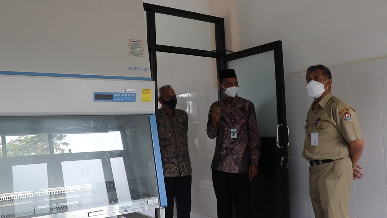 Sekda Temanggung, Hary Agung Prabowo bersama pejabat setempat saat meninjau salah satu ruangan Labkesda. Foto: Diskominfo Jateng