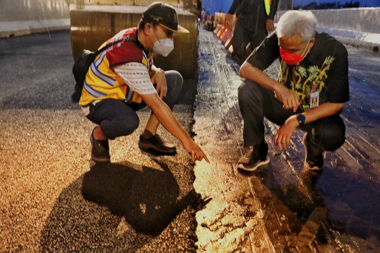   Gubernur Jawa Tengah (Jateng), Ganjar Pranowo saat meninjau flyover Kretek Kabupaten Brebes. Foto: jatengprov.go.id