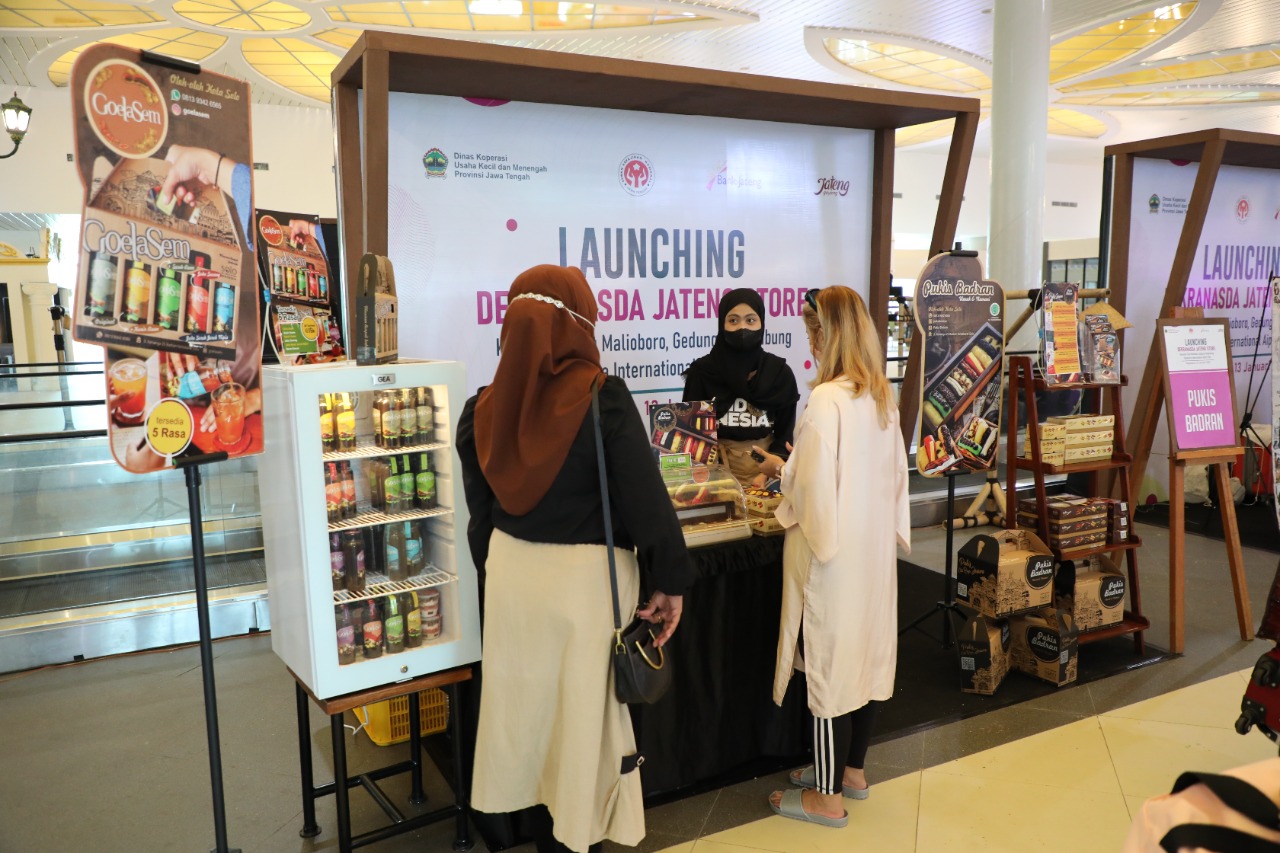 Lapak Dekranasda Jateng di Bandara YIA. Foto: jatengprov.go.id