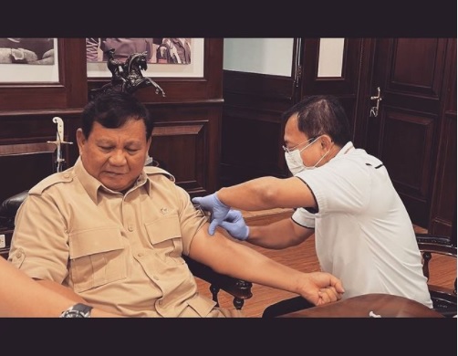 Menhan, Prabowo saat menerima booster Vaksin Nusantara dari mantan Menteri Kesehatan, Terawan Agus Putranto. Foto: Instagram @prabowo